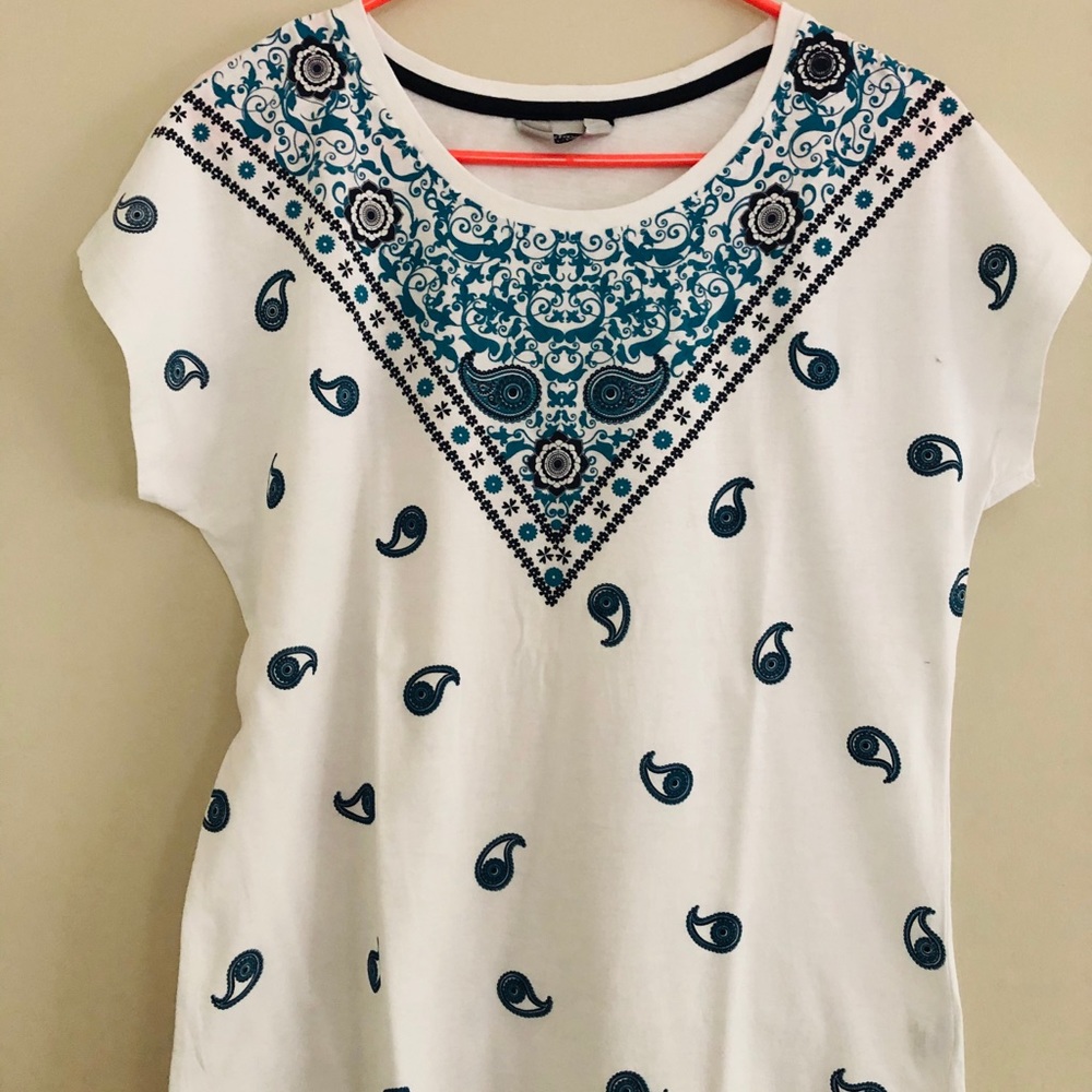 NEW | no tags| Graphics print White Tees